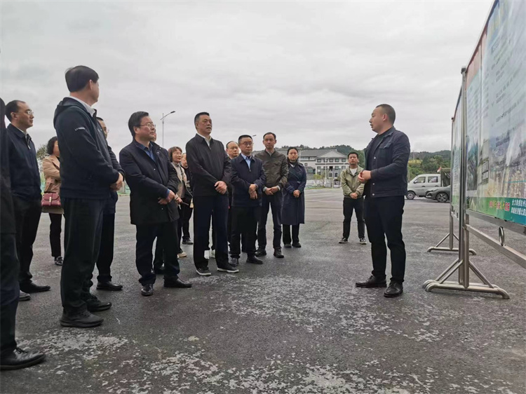 自贡市人大常委会副主任、民建自贡市委主委王孝谦一行考察四川供销西南冷链物流基地