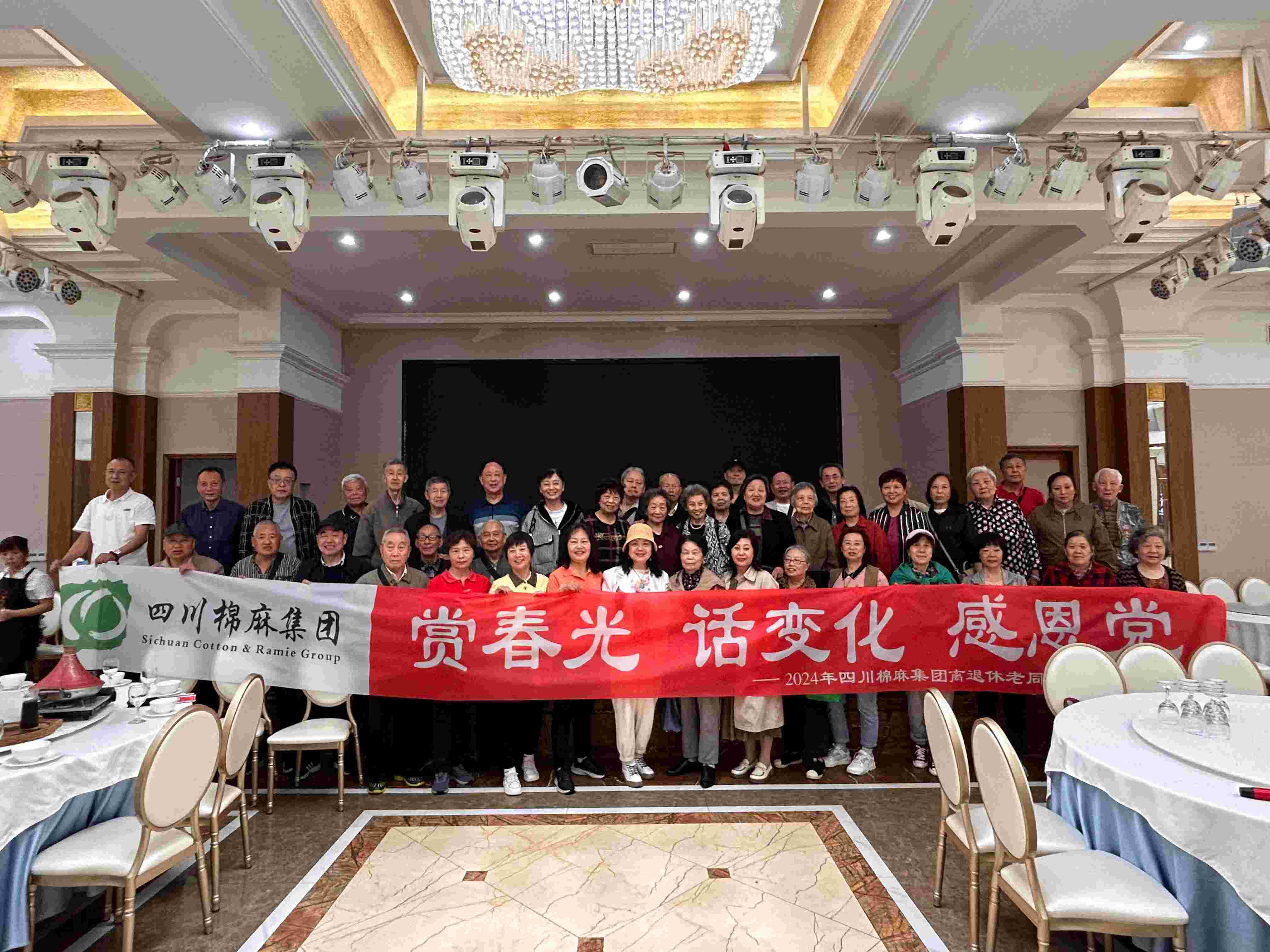 集团公司组织老同志开展“赏春光、话变化、感党恩”户外踏青活动
